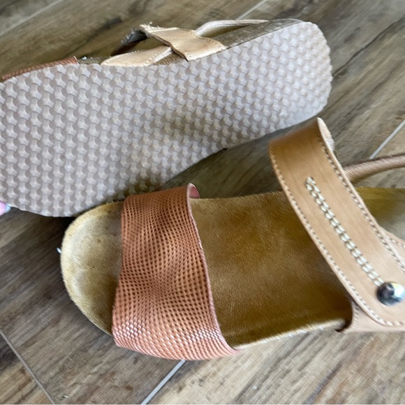 OTBT Tan Brown Perforated Leather Florence Sandal Wedge Sandals Size 5 like new - Picture 10 of 16